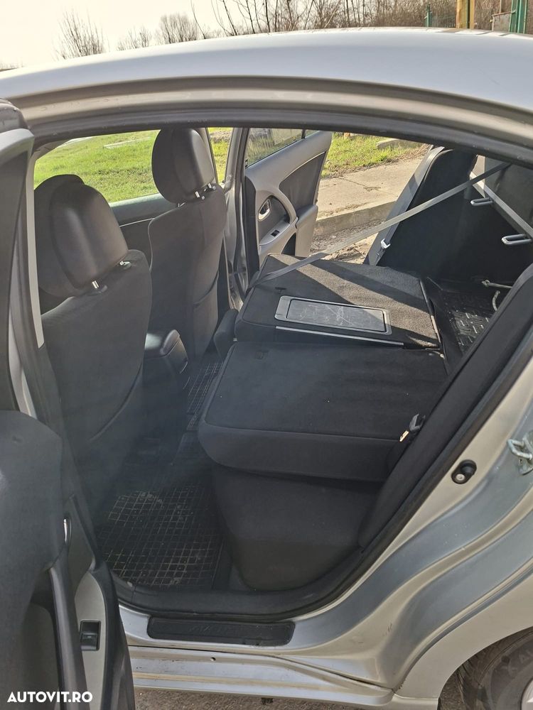 Toyota Avensis - 5