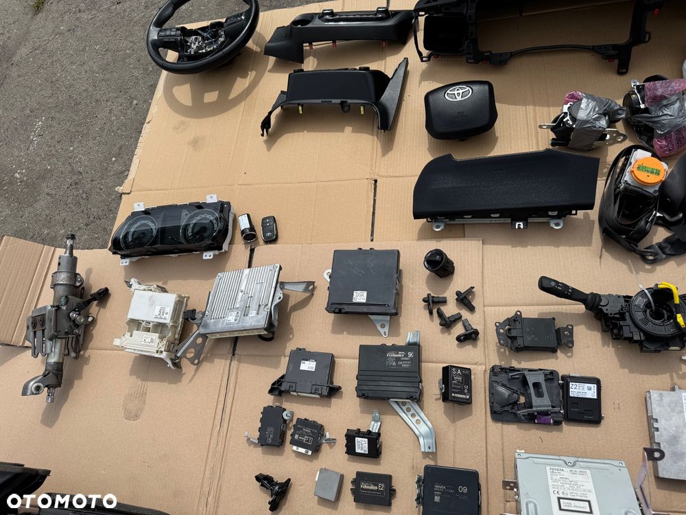 TOYOTA HILUX  a 8 VIII  LIFT CZĘŚCI kierownica z tempomatem wszystkie   2015- Radio    1300zl / 86140-OK620 138000-6050H101 BQ800962 FT0078A 10R-04  Moduł nawigacj 400zl / QNG-BE2808  6434C-BE2808  TA-2014 202-SMB033   Sterownik moduł napędu 300zl  89533-71092 363811-12720   Moduł kamera radar asystent 300zl  MFC430TA 8646C-OKO20   62A669-000 89990-0K081  -300zł   88650-0K560 MA277400-6930  -200zł   Sensor radar distronic acc 1400zl  88210-OKO50  Moduł zamka centralnego 150zl  89740-OKO40 61B921-000  MODUL STEROWNIK START STOP -400zl  8926A-OKO10 219002-3230   89784-F4020 200zl  POMBA ABS  700zl  116040-48230 89541-71810  MODUŁ STOP AND START 600zl  89260-0K062 219001-4640   STEROWNIK MODUL WTRYSKU ENGINE CONTROL 3400 zł   89666-0KW12 SZ276100-5300   MODUŁ POZIOMOWANIA REFLEKTORÓW 200zł  89960-71050 35600-70567 88QkX375957   Gateway 250zl  89100-71010 5012-9894   Przepływomierz 2.4 -100zl 22204-30030 197500-0030   081-0H86 -200zl   Wentylator 400 184721 B453771   Rezystor wentylatora silnika dmuchawy 350  499300-2250    89960-71050 35600-70567  88QKX375957    Obudowa panel ramka radia 200zl 55420-kk140  Moduł bezpieczników skrzynka zestaw startowy zestaw do odpalenia hilux 8 2.4  89221-0K011 82730-OK520   Licznik zegary 83800-FD290-B 800  Przełącznik zespolony taśma zwijak manetka 1117732 -800zl   Przelacznik napędów reduktora M57265 -150zl   sensor air bag 89170-0K841 RA 231000-8551 -1000zl   Zestaw konsola pasy deska rozdzielcza toyota hilux 8 oryginalna 3300zl   Moduł przekaźnik świec żarowych 28551-0E010 150zl   panel klimatyzacji 400 zł 55900-0KB10 6440888a  oslona konsoli 200zl  55407-kk071 55414-kk04   Lewarek zmiany biegów automat 350zł  A004 16AUG18   Pedal hamulca 150zł   ramiona wycieraczek mechanizm wycieraczek 350zl 85110-0K171 AE159300-7070  Nagrzwnica 700zl  87010-0KG90  Lewarek 200 zł   kurtyny prawa lewa L9XN8251623 1L0V62718Q3H  TG11E01001  00589-P1-000194  1500sztuka   55303-KK040 stelaz konsoli 300   55607-kk020 osłona pod konsole 50 zł   55642-KK020 66995-KK020 55618-kk040 66995 -Kk040 55618-KK060 -100zl   Instalacja elektryczna skrzynka bezpieczników cena do dogadania   82169-kk020  82143-KK670 82199-KK561 82138-KK081 82121-KKK51-A  82171-KK141  Ab 111-59ibw2-r 7432472-ab   SZYBKA WYSYŁKA PARAGON FAKTURA MOŻLIWOŚĆ DOSTAWY W TEN SAM DZIEN U CIEBIE POSIADAMY WIELE CZĘŚCI DO TEGO MODELU  I - 19