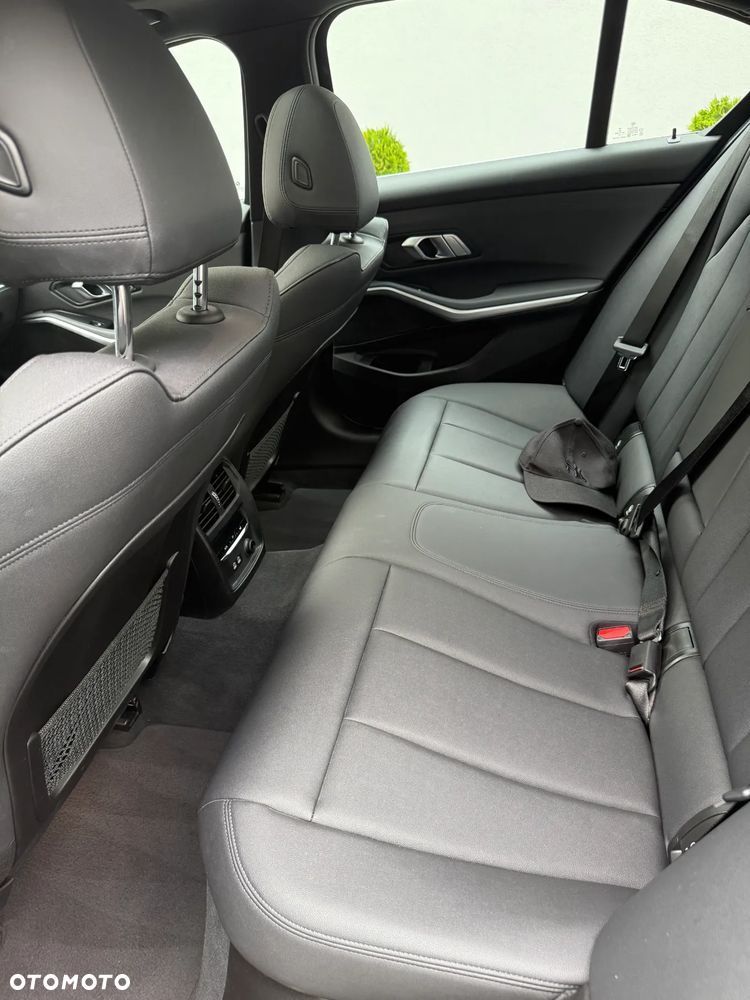 BMW Seria 3 330i Sport Line - 12