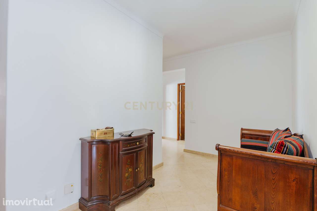 T4 Espaçoso na Portela – Com Parqueamento e Arrecadação - Grande imagem: 5/26