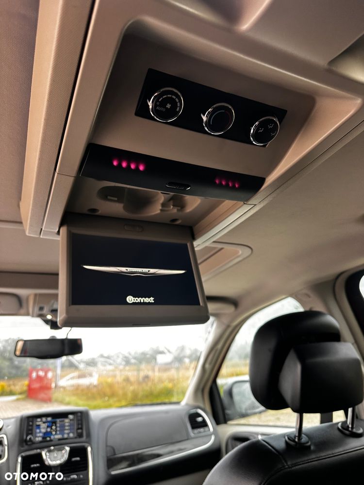 Chrysler Town & Country - 22