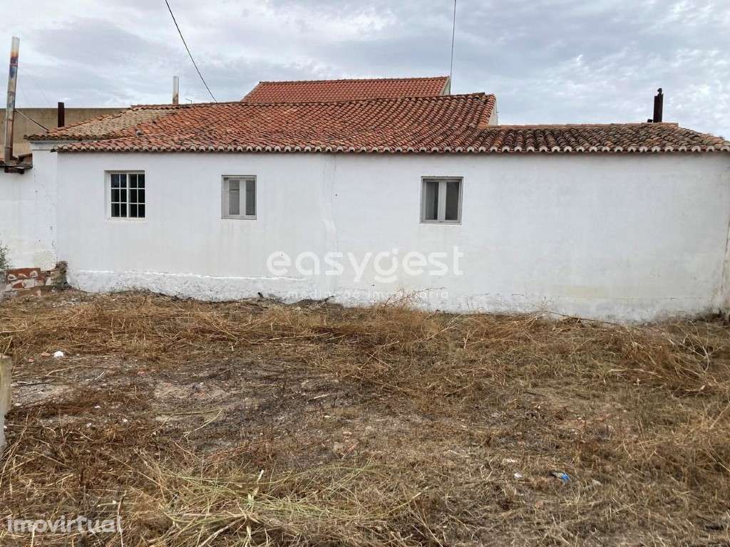 Armazém com boas áreas localizado na freguesia de Espírito Santo - Grande imagem: 2/12