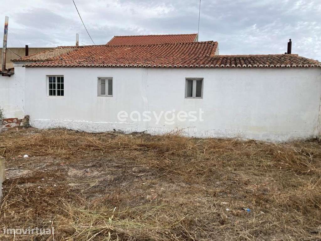 Armazém com boas áreas localizado na freguesia de Espírito Santo - Grande imagem: 2/12