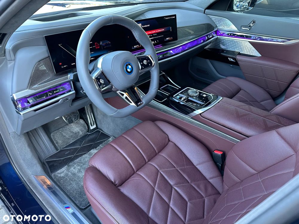 BMW i7 - 12