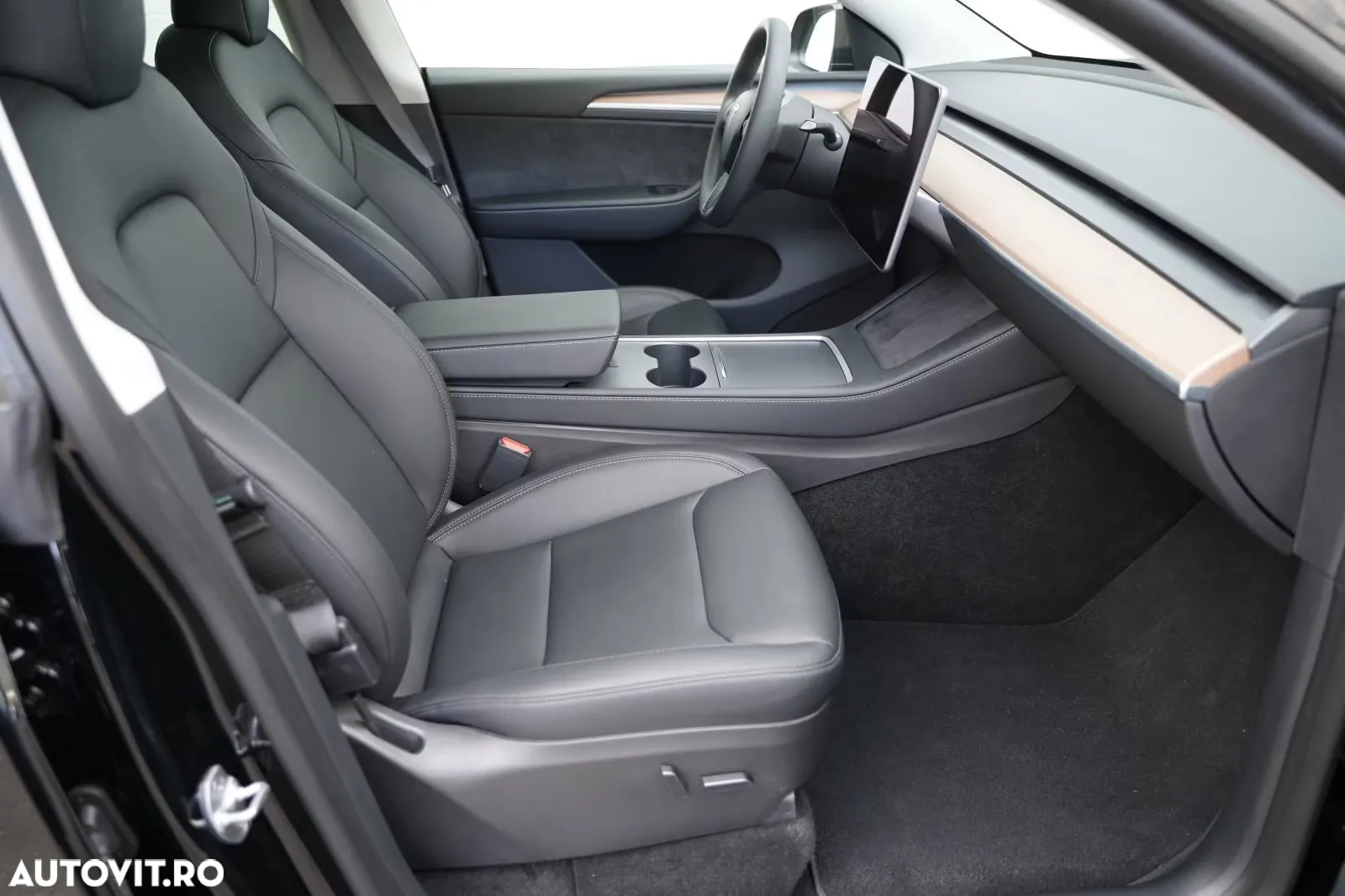 Tesla Model Y Performance Dual Motor AWD - 8