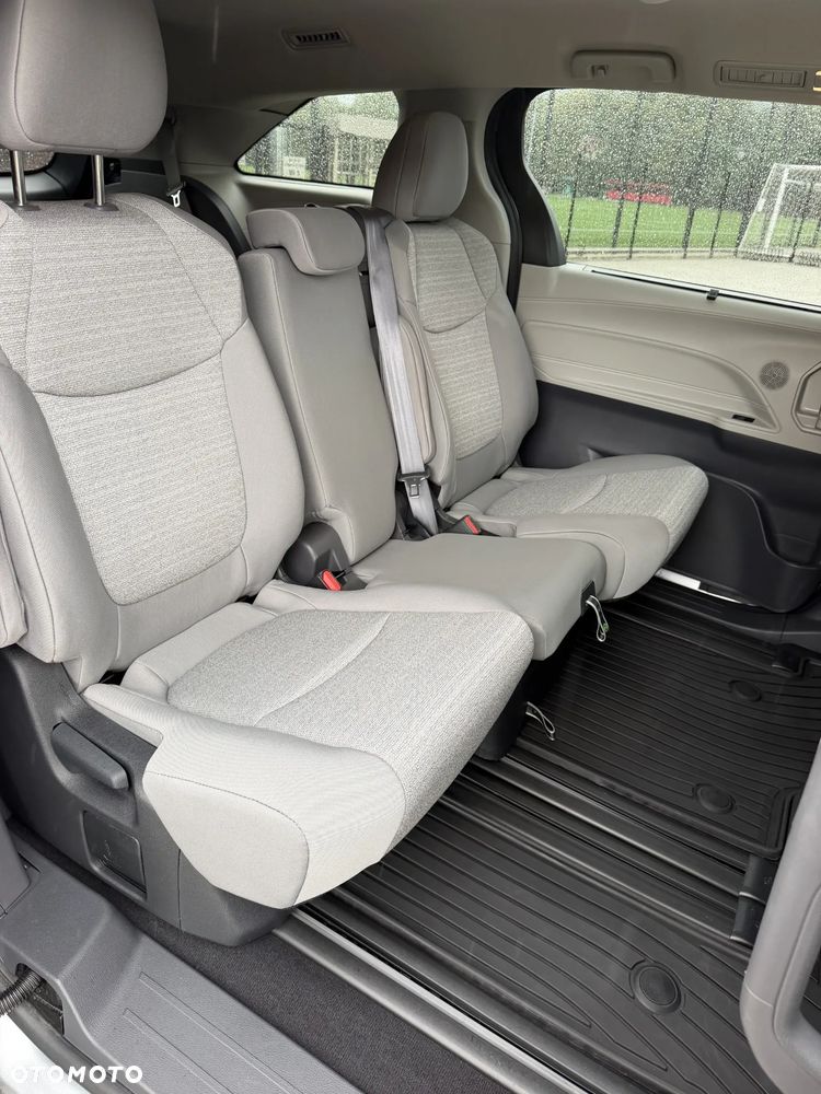Toyota Sienna - 11