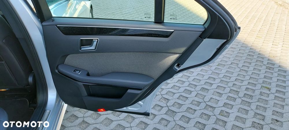 Mercedes-Benz Klasa E 200 CGI BlueEFFICIENCY 7G-TRONIC Avantgarde - 33