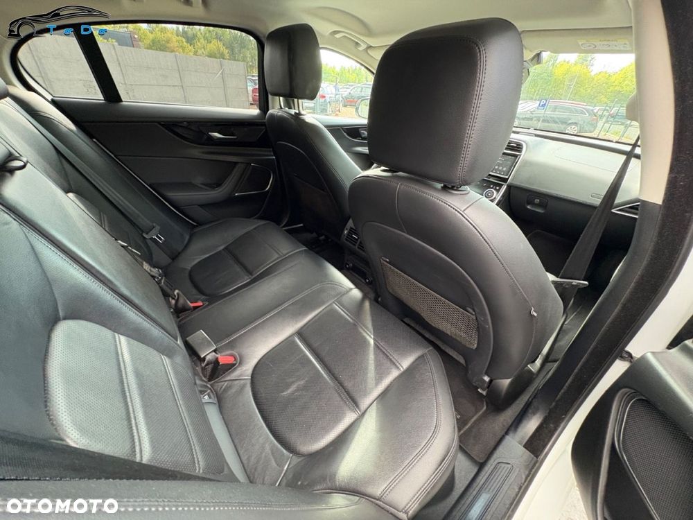 Jaguar XE 2.0 D R-Sport - 26