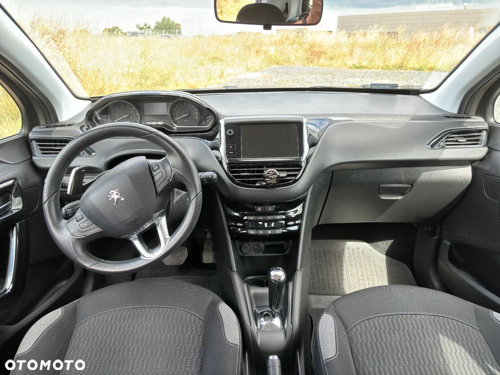 Peugeot 208 - 10