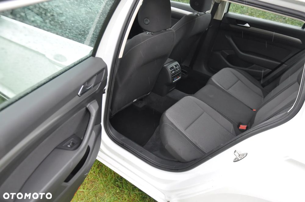 Volkswagen Passat 2.0 TDI SCR Comfortline - 23