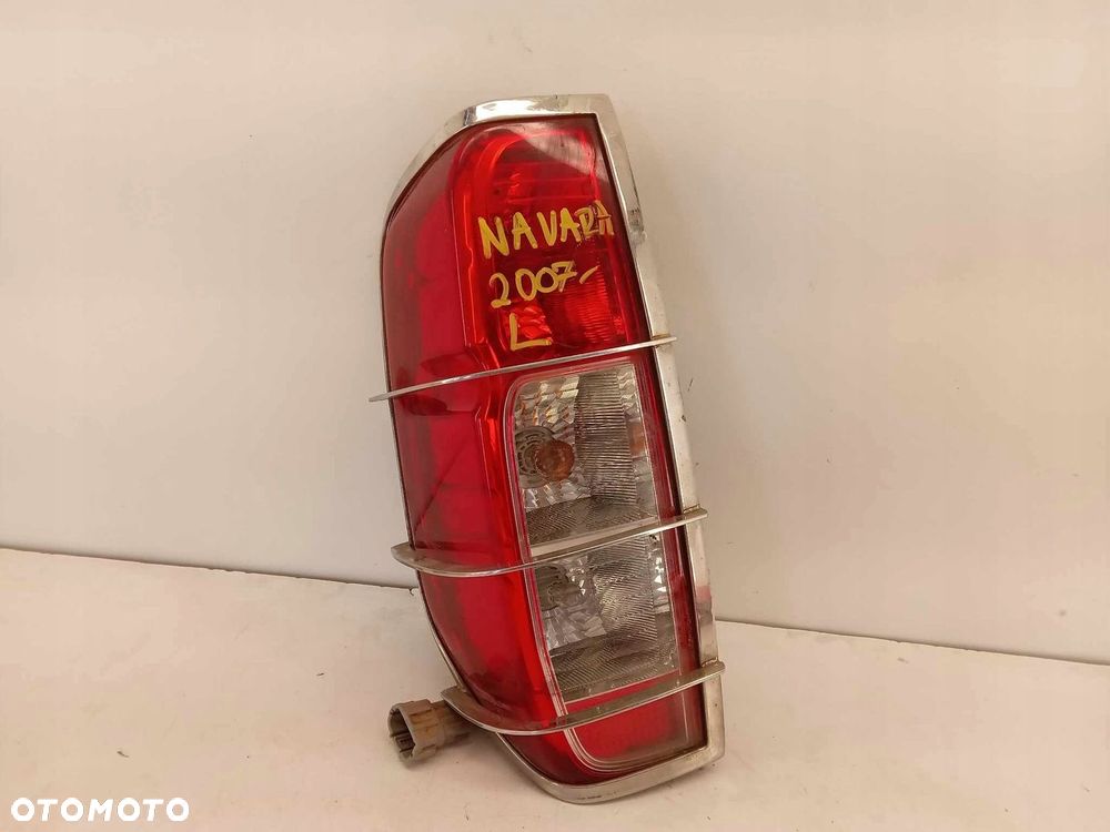 LAMPA LEWA TYLNA NISSAN NAVARA Z NAKŁADKĄ 15-21 - 1