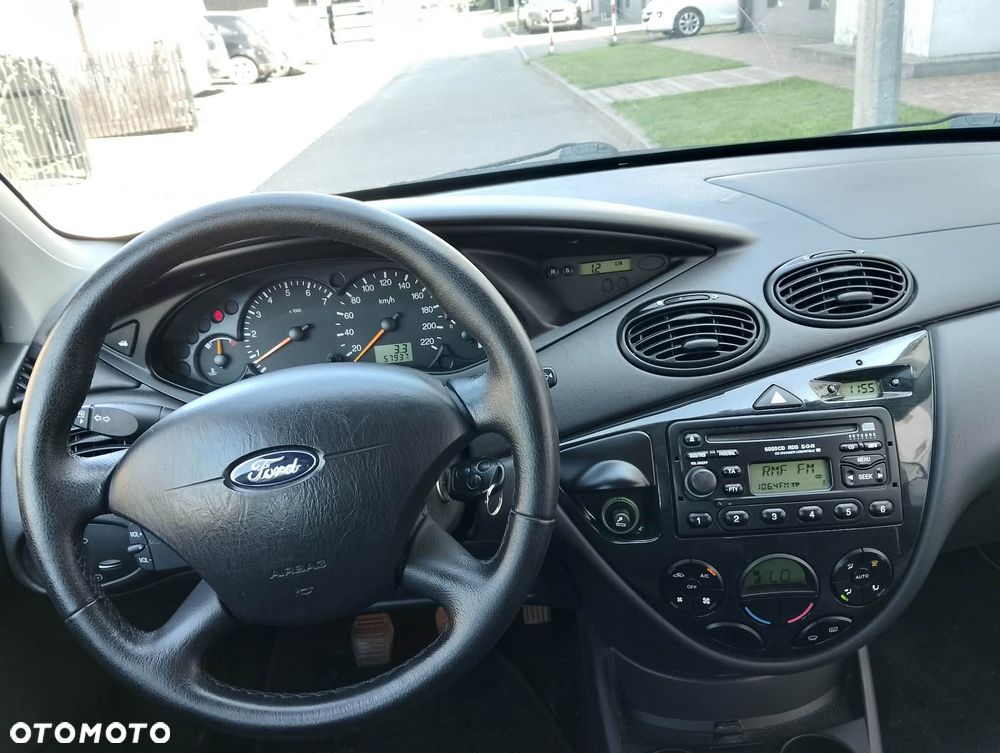 Ford Focus Ghia - 16