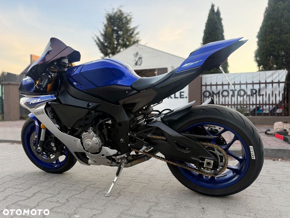 Yamaha R1 - 18