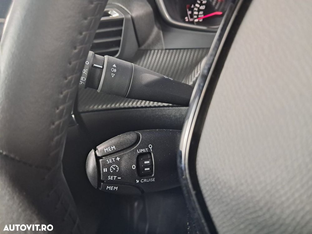 Peugeot 208 - 13