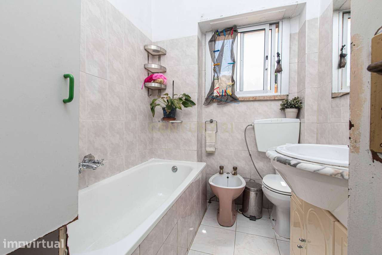 Oportunidade de Investimento | Apartamento T3 convertido em T2 | Oliva - Grande imagem: 2/20