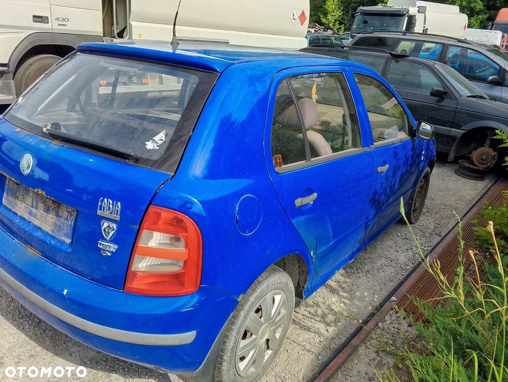 Skoda Fabia 6Y2 (99-04r.) 1.4 B 59KM. Silnik AZE pasuje do AZF Skrzynia  EMH pasuje do FCM, FNK, GCG, FJQ,FCN lakier FSK 6D 4590.Cały na części.GWARANCJA !!!  Przód Tył Zestaw Komplet Drzwi Klapa Zderzak Błotnik Maska Grill Atrapa Szyba Pas Lampa Lusterko Boczki Fotel Kanapa Kokpit Deska Rozdzielcza Przełącznik Włącznik Sterownik Przewody Wiązka Instalacja Moduł Komputer Czujnik Listwa Pompa Alternator Wtryski Głowica Rozrusznik Kompresor Sprzęgło Dwumas Silnik Skrzynia ABS Klimatyzacji Paliwa Wspomagania Kolektor Turbina Przepustnica Zawór Chłodnica Koło Hak Belka Sanki Zawieszenie Mcpherson Półoś Amortyzator Wydech Tłumik Zacisk Most - 2