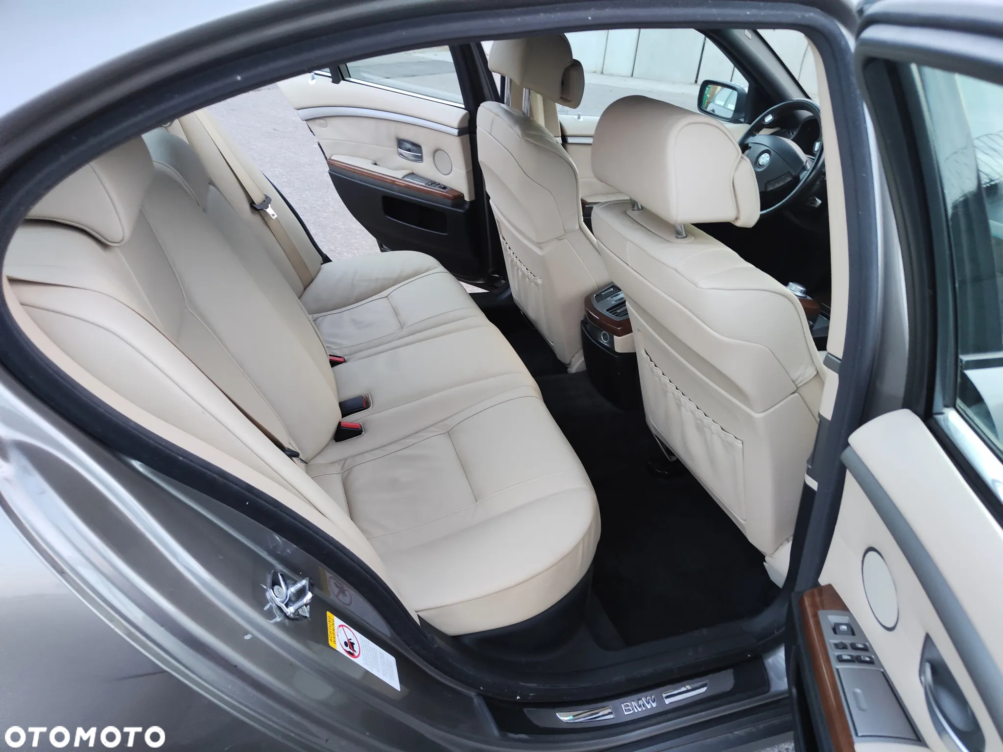BMW Seria 7 750i - 12