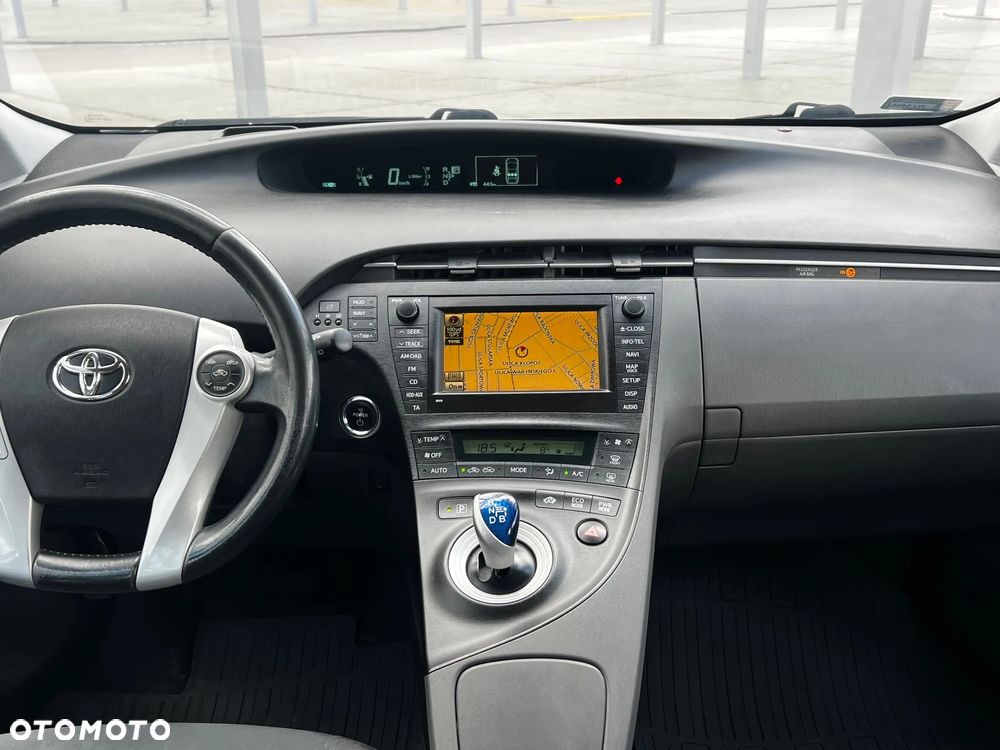 Toyota Prius (Hybrid) Executive - 11