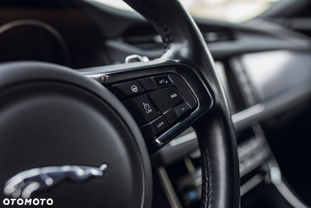 Jaguar XF 2.0 i4D R-Sport - 31