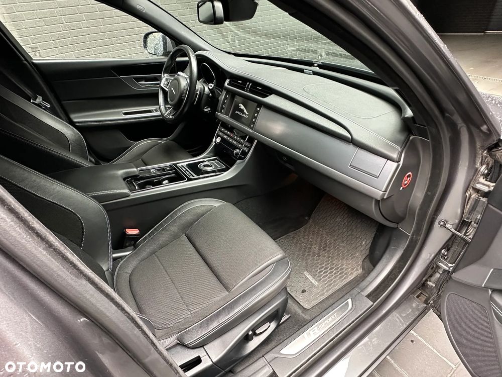 Jaguar XF 2.0 i4D R-Sport - 23