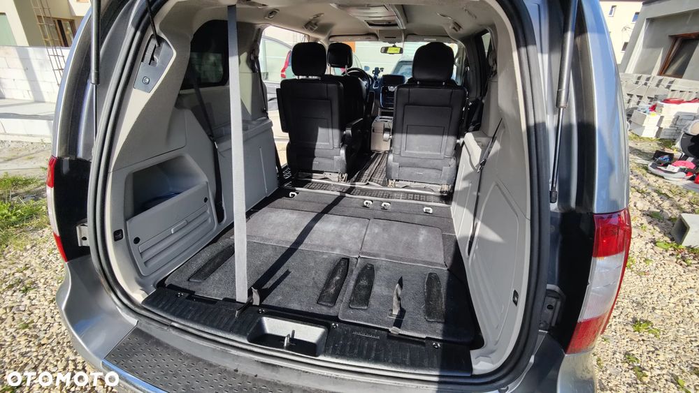 Chrysler Town & Country - 12