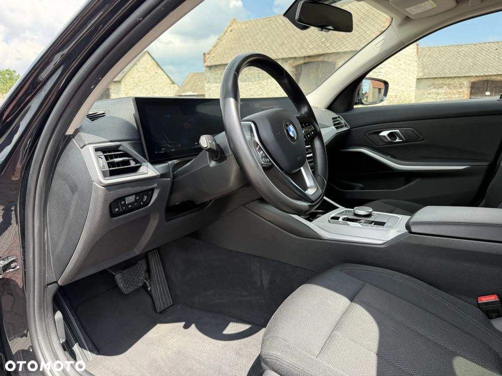 BMW Seria 3 318d mHEV - 34