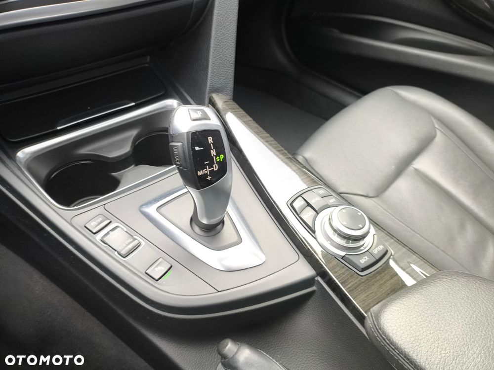 BMW Seria 3 330d Luxury Line EU6 - 34