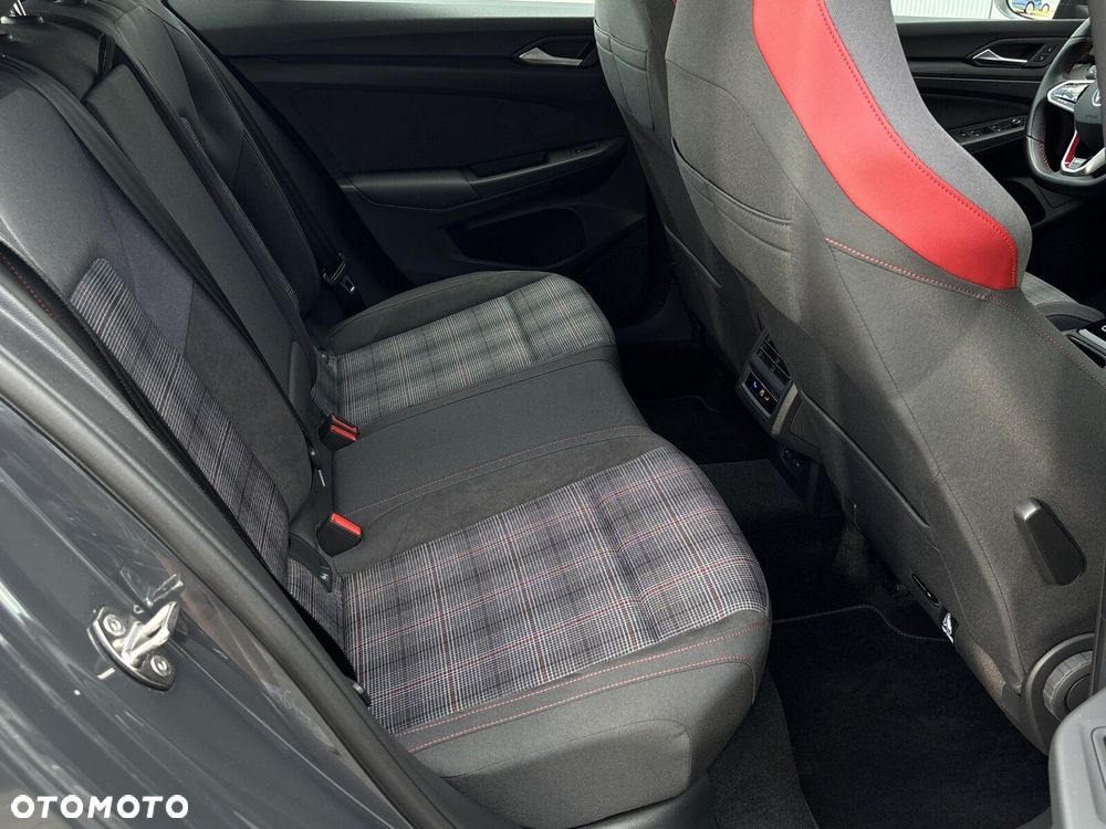 Volkswagen Golf - 8