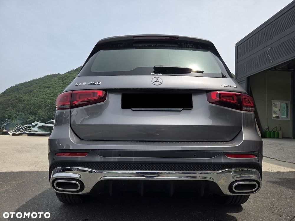 Mercedes-Benz GLB 250 4-Matic AMG Line 8G-DCT - 11