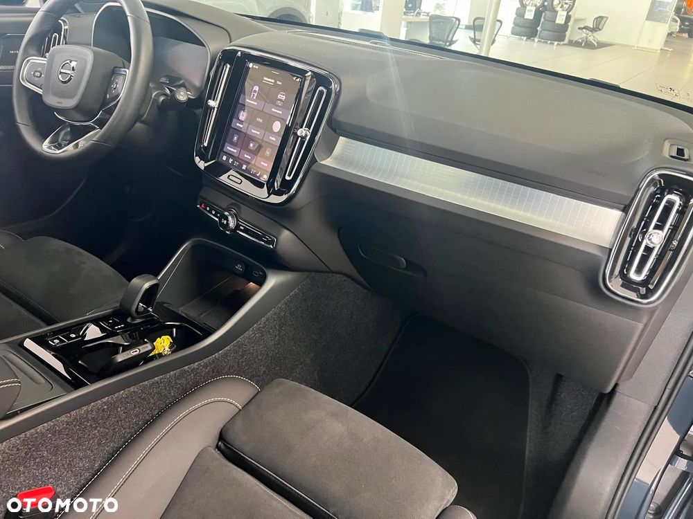 Volvo XC 40 B4 AWD Ultimate Dark - 19
