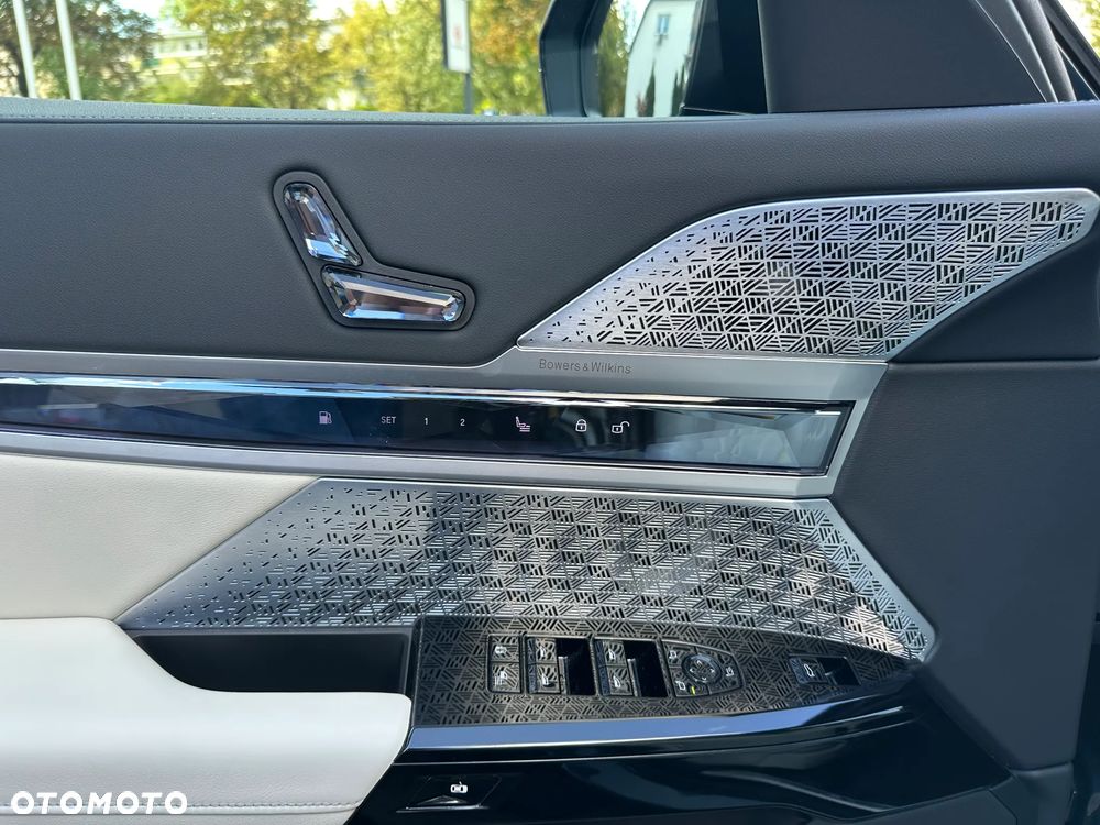 BMW Seria 7 M760e PHEV xDrive Individual Edition sport - 12