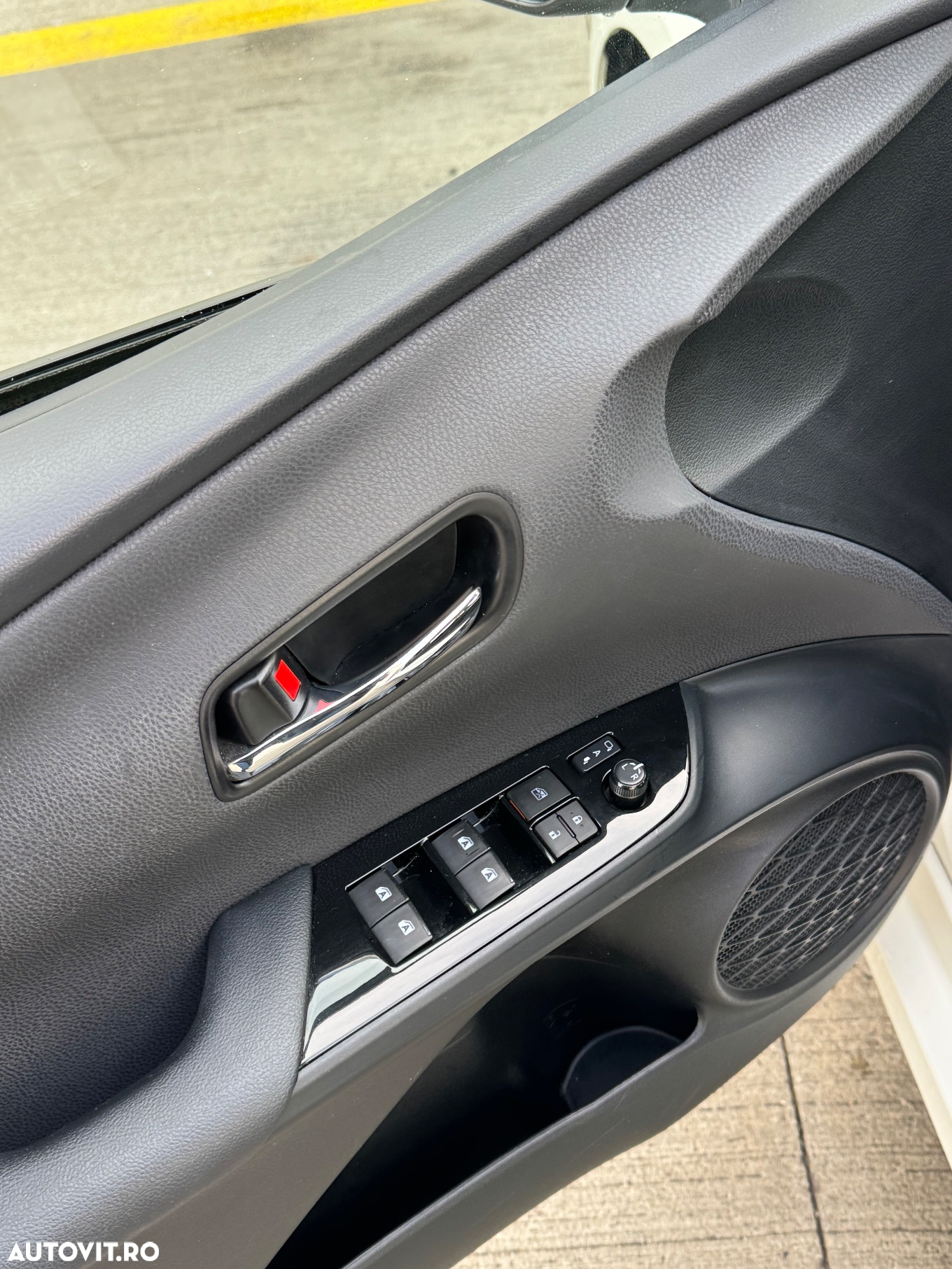 Toyota Prius (Hybrid) Life - 16