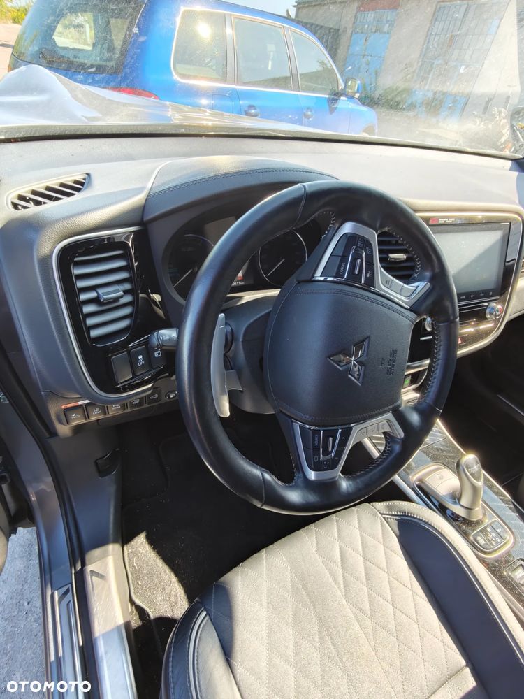Mitsubishi Outlander 2.4 4WD Diamant+ - 27