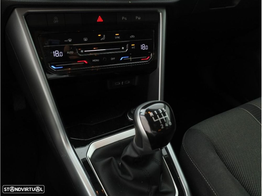 Volkswagen T-Roc 1.0 TSI Urban — fotografia 16