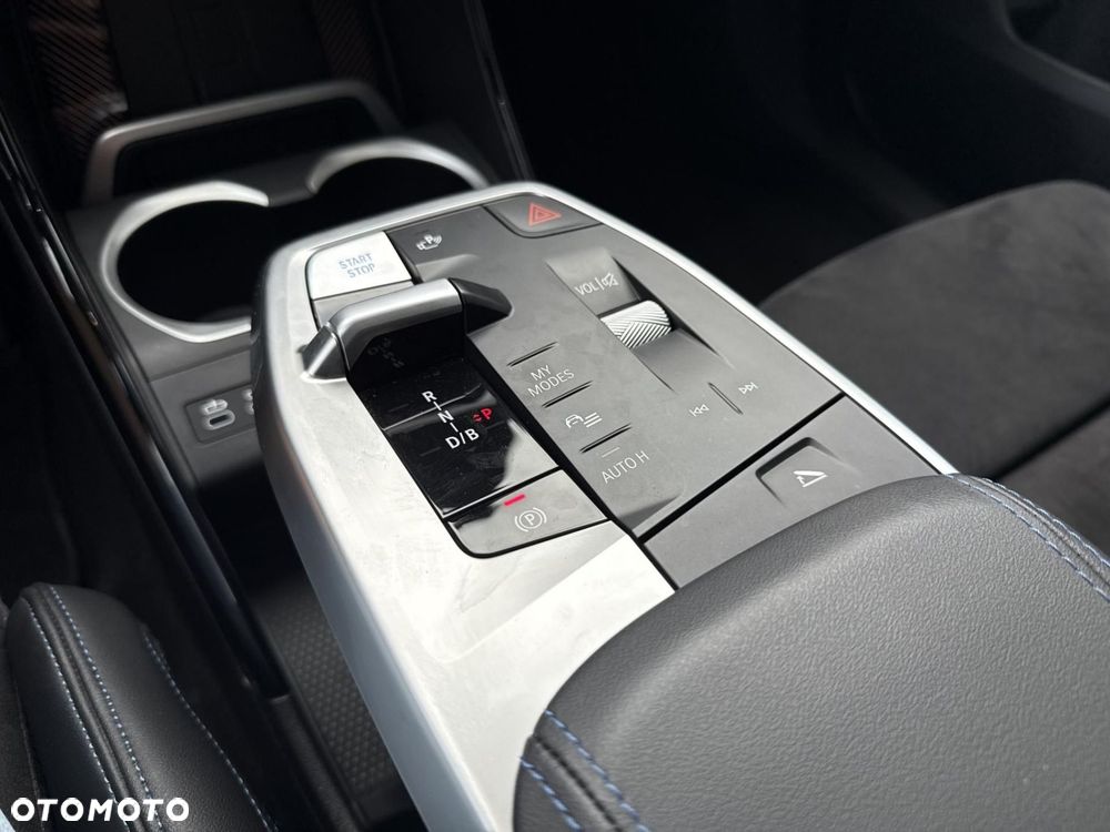 BMW iX1 eDrive20 66.5kWh M Sport - 13