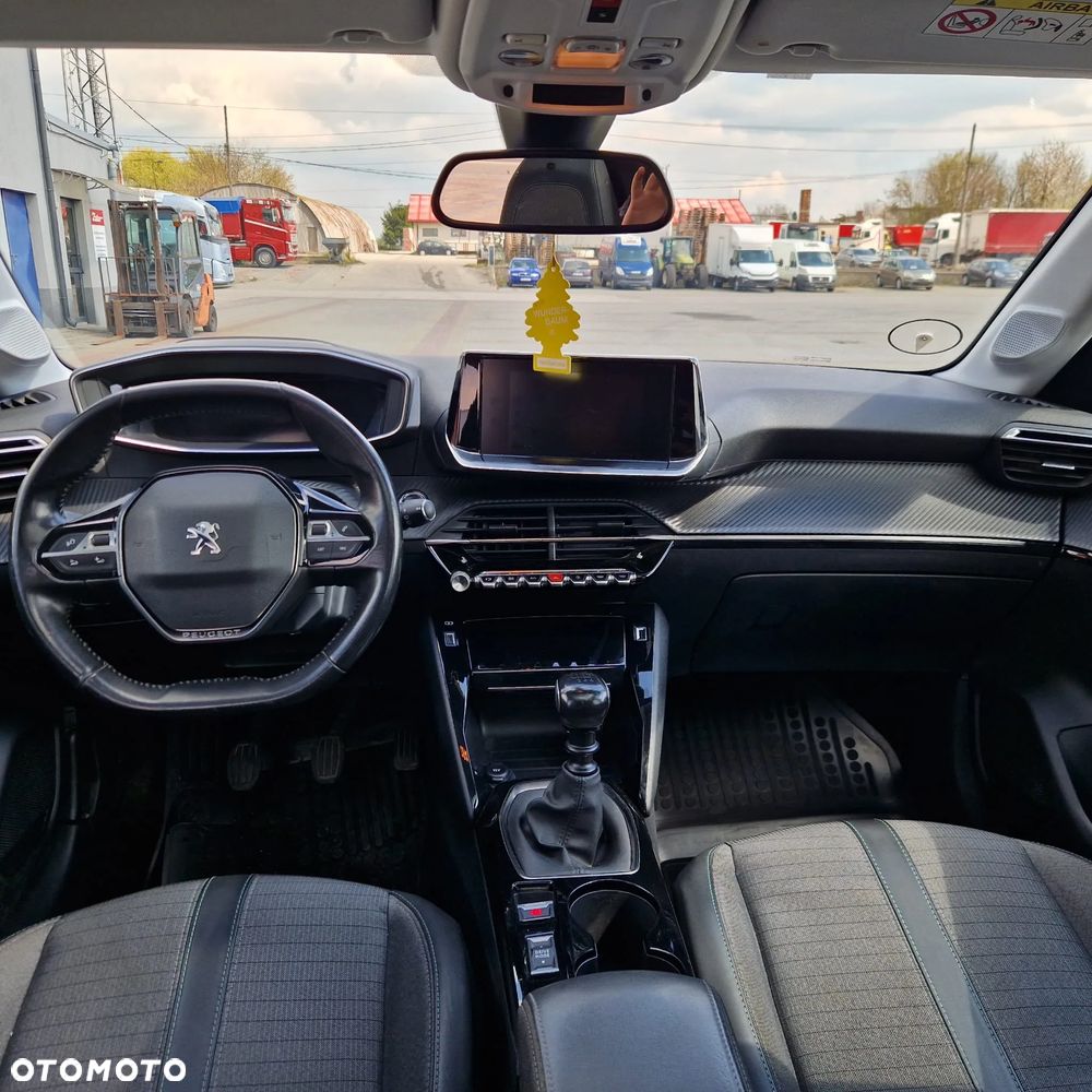 Peugeot 208 - 8