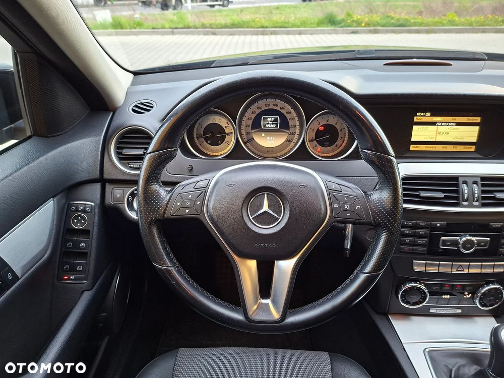 Mercedes-Benz Klasa C 180 CGI BlueEFFICIENCY Avantgarde - 28