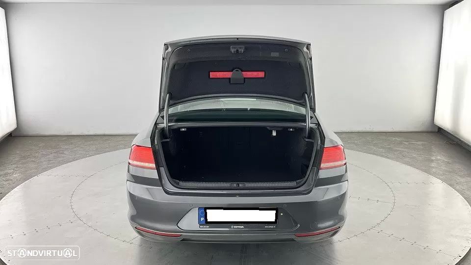 VW Passat 1.6 TDI Highline - 21