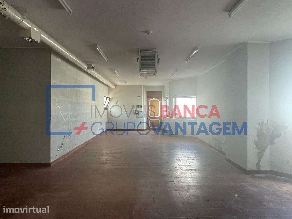Imóvel da Banca: Prédio urbano, destinado a comércio e serviços, em... - Grande imagem: 4/20