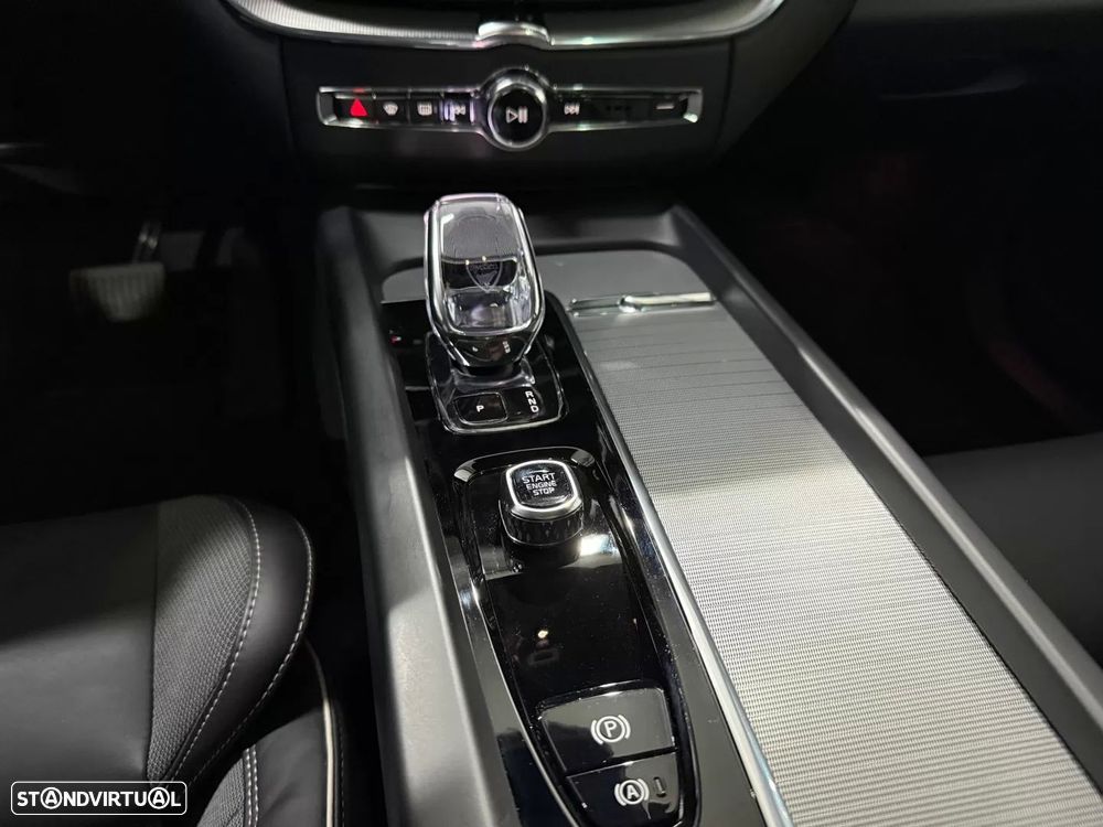 Volvo XC 60 2.0 T6 PHEV Black Edition - 32