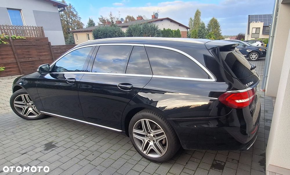Mercedes-Benz Klasa E 220 d 4Matic T 9G-TRONIC Exclusive - 2