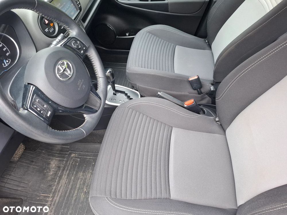 Toyota Yaris Hybrid 100 Premium - 13