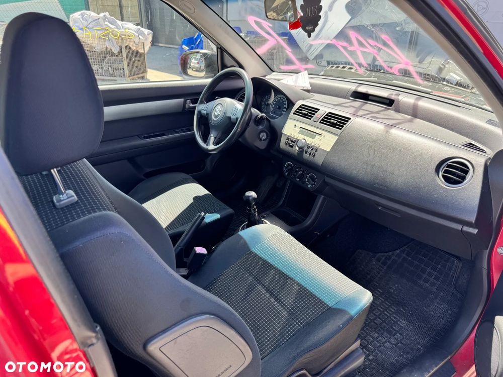 SUZUKI SWIFT 2008 *SAMOCHÓD NA CZĘŚCI* 5833 C05  MASKA, LAMPA, DRZWI, LUSTERKO, ZDERZAK, GRILL, BŁOTNIK, KLAPA, BELKA, DESKA, FOTELE, KANAPA, ĆWIARTKA KIEROWNICA, TARCZE, ZACISKI, ZAWIESZENIE, KOMPLETNY PRZÓD, KOMPLETNY TYŁ, LICZNIK, ZEGARY, PRAWE LEWE PRZÓD TYŁ - 5
