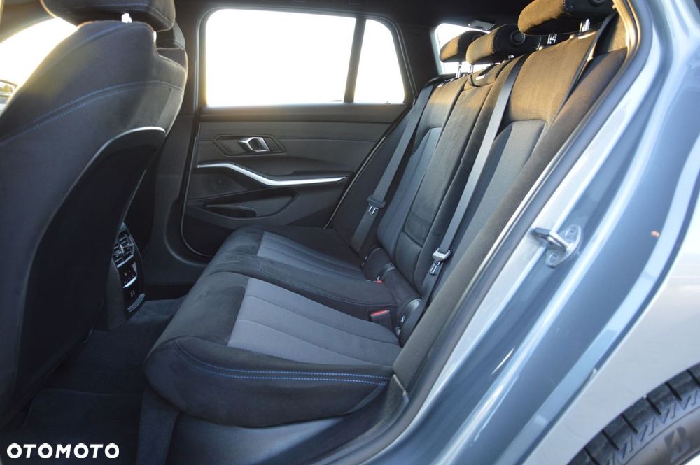 BMW Seria 3 330i M Sport - 14