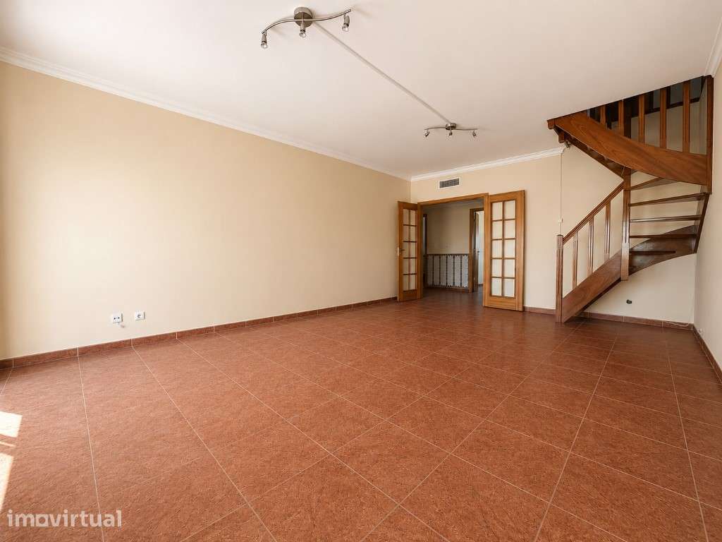 T3 Duplex em Condomínio Privado com Piscina | Carregado - Grande imagem: 4/44