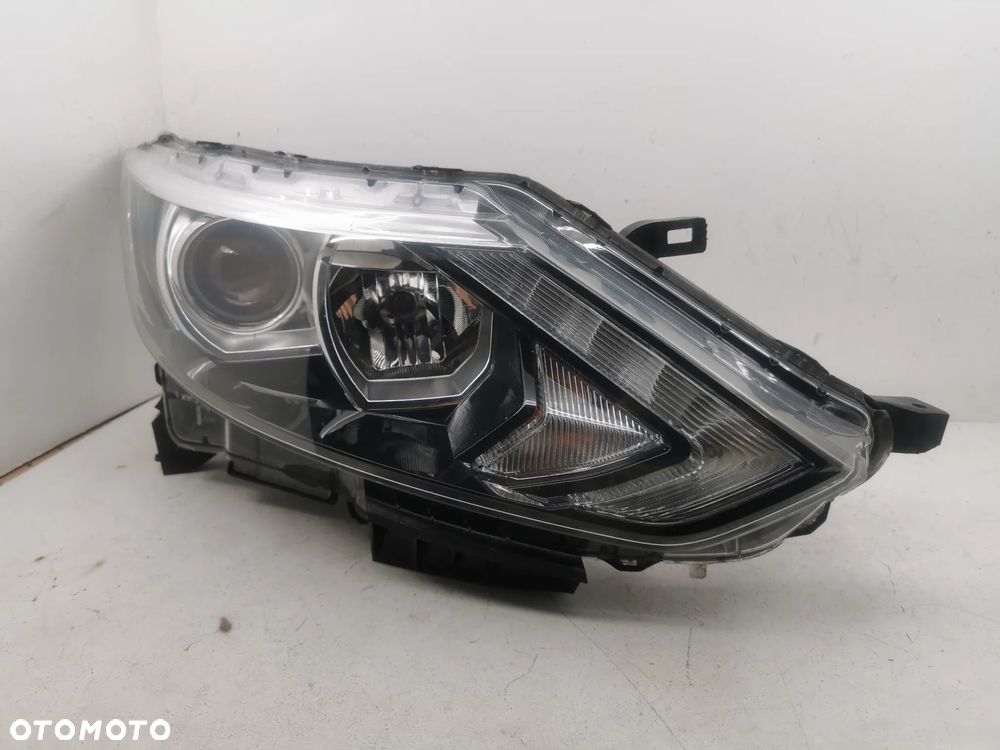 Lampa przednia prawa Nissan Qashqai J11 - 2