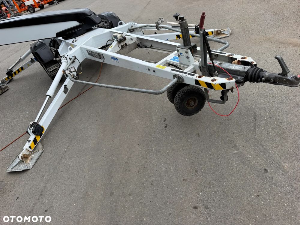 Nifty DINO 120T. Zwyżka koszowa 12 metrów wysuwana na raz. Podnośnik HDS. Napęd Hydrauliczny na dwa koła. Obraca się w koło 360. jak nówka z salonu. 2016 rok. 1220 mtg. Książka Serwisowa od nowości do wglądu. PRĄD 230v. 4 sekcje sterowania na dole. Nowy model! Z komuny Norweskiej. Używana była 1 raz do roku. Serwisowana w DEKRA do końca OKAZJA. Zwyżka Obrotowa. Poziomowanie kosza. Pełna Hydraulika. Sterowanie góra dół! Wysuwane ramie. Wieniec tryby zero zużycia! Ani deka luzów i wycieków. Mała lekka i zwinna zwyżka o potężnym zasięgu. OKAZJA TANIO. Do rejestracji. Import Norwegia! Posiadam 4 sztuki wszystkie jak nowe z salonu. Zapraszam do przetestowania. Nowy Sącz. woj. Małopolskie - 24