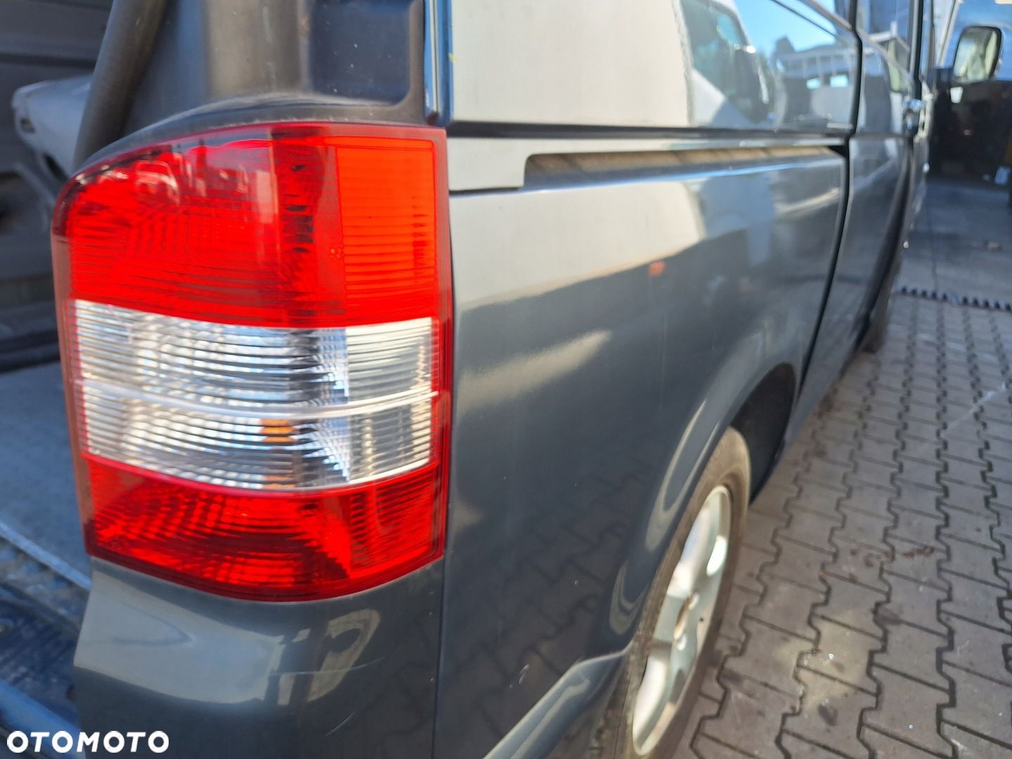 VW TRANSPORTER T5 MULTIVAN LAMPA TYŁ PRAWA - 1