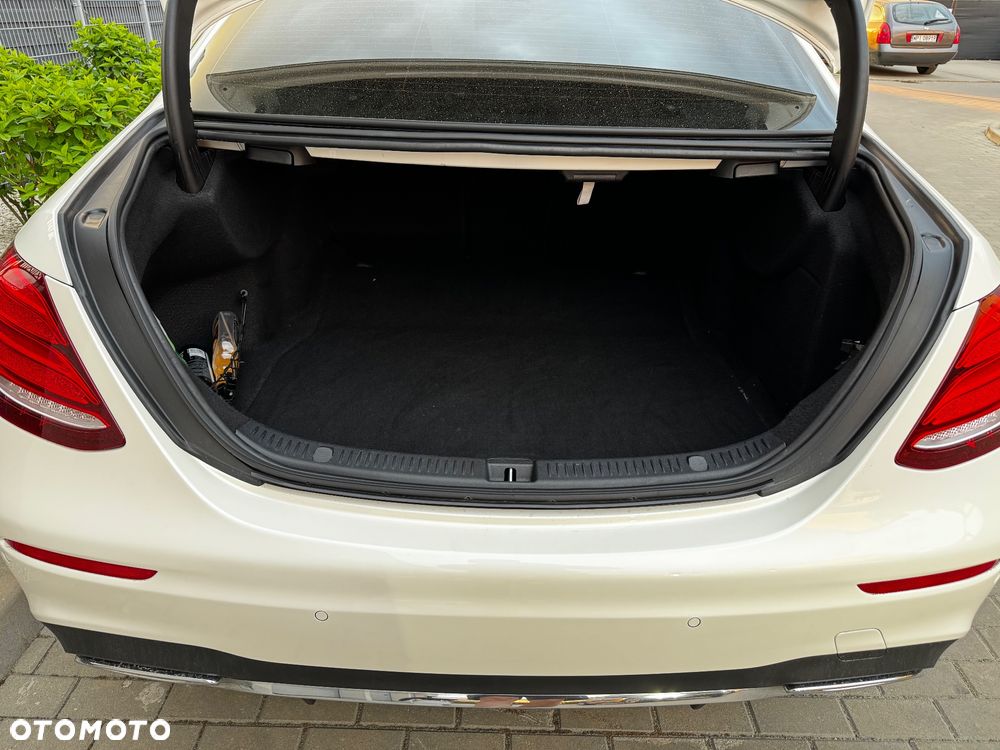 Mercedes-Benz Klasa E 220 d 4-Matic 9G-TRONIC - 23