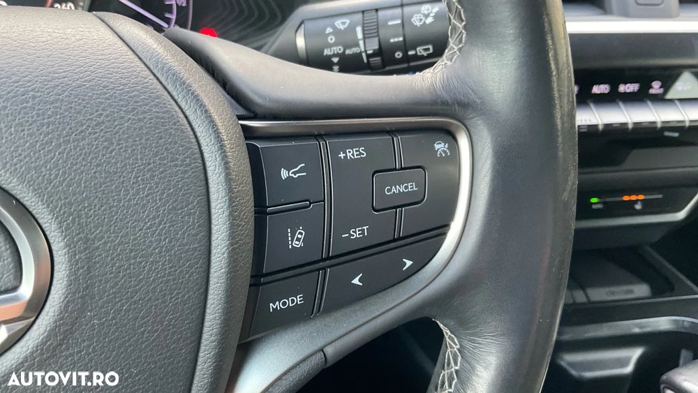 Lexus UX 250h FWD Business - 27